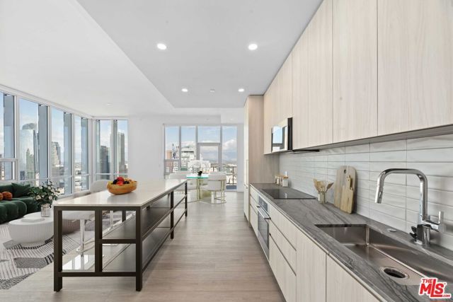 230 W Olympic Boulevard 4703, Los Angeles, CA 90015