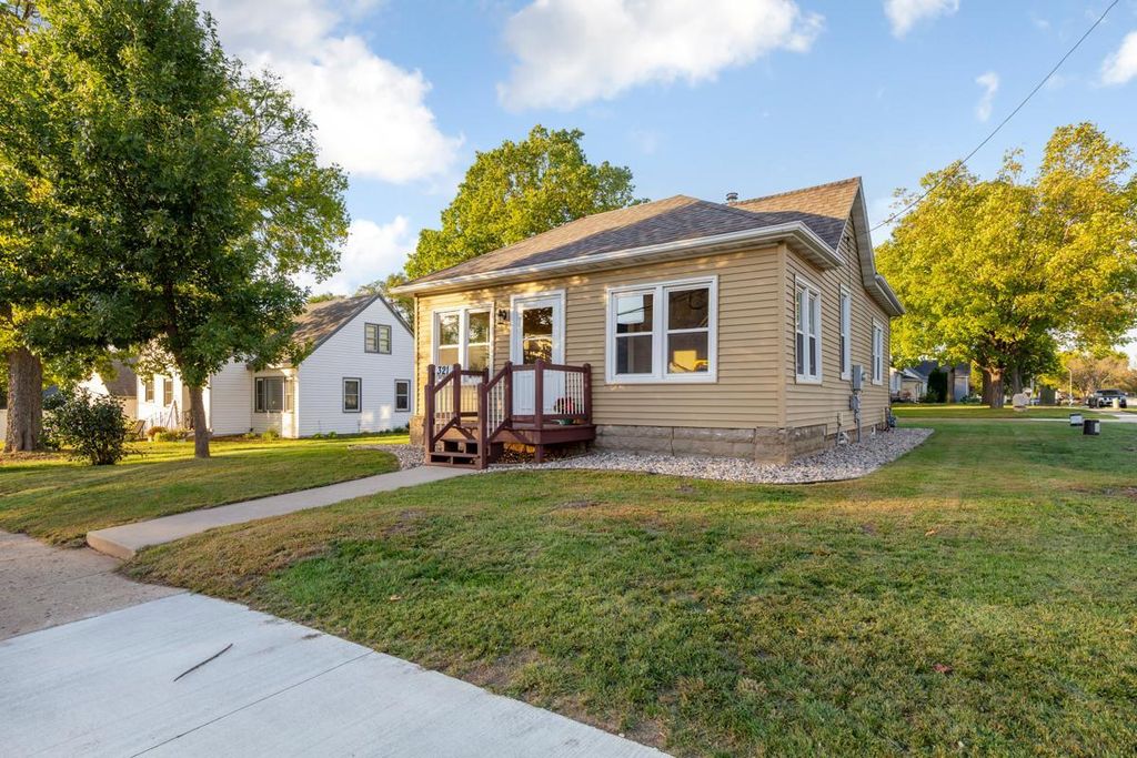 321 Oak Street, Le Sueur, MN 56058 — exterior