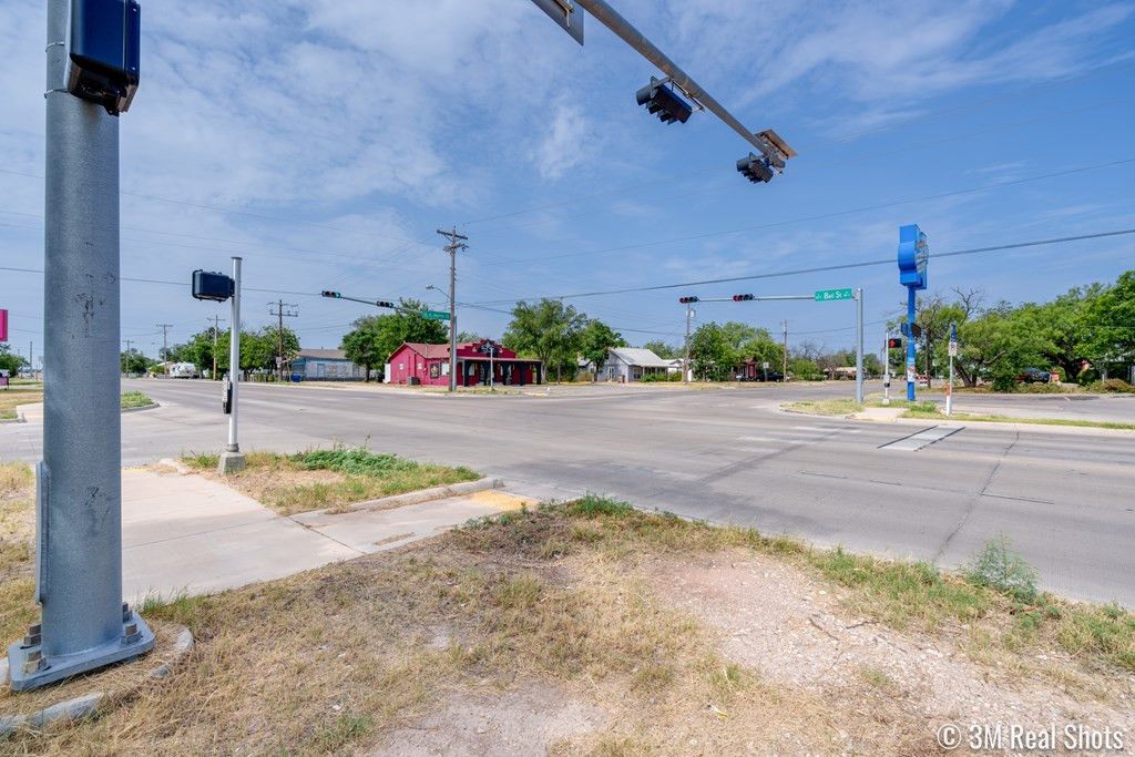 Image 11 of property listing at 6 N Bell Street, San Angelo, TX 76903