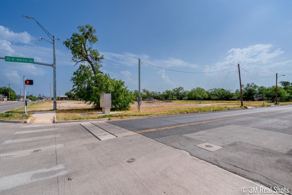 Image 3 of property listing at 6 N Bell Street, San Angelo, TX 76903