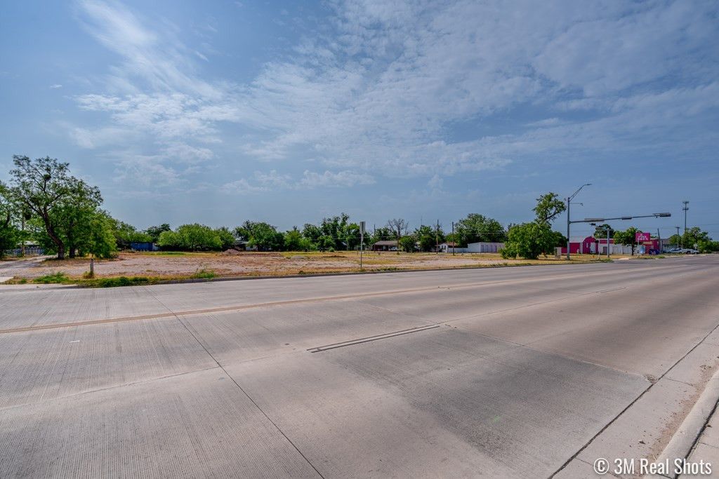 Image 5 of property listing at 6 N Bell Street, San Angelo, TX 76903