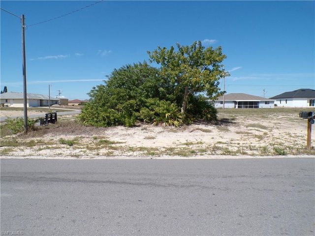 825 NE 15th LN, Cape Coral, FL 33909