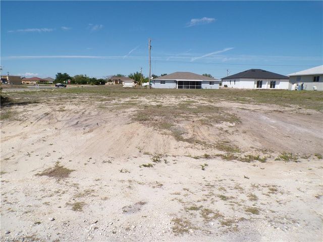 825 NE 15th LN, Cape Coral, FL 33909