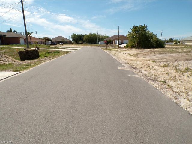 825 NE 15th LN, Cape Coral, FL 33909