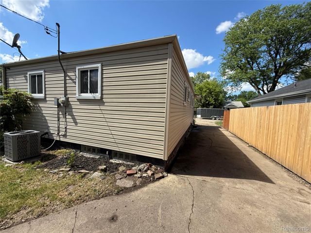 1512 E Jarvis Avenue, Hazel Park, MI 48030