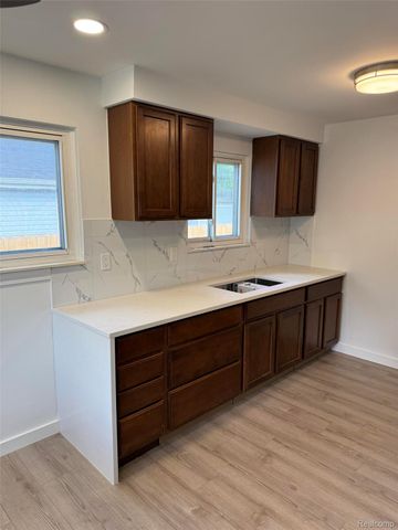 1512 E Jarvis Avenue, Hazel Park, MI 48030