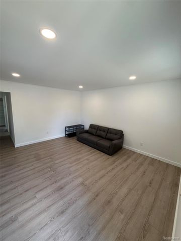 1512 E Jarvis Avenue, Hazel Park, MI 48030