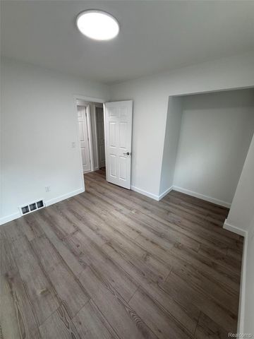 1512 E Jarvis Avenue, Hazel Park, MI 48030