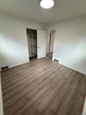 1512 E Jarvis Avenue, Hazel Park, MI 48030