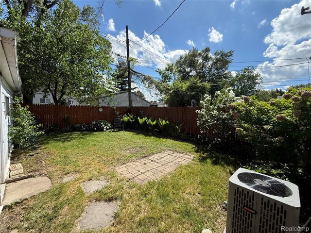 1512 E Jarvis Avenue, Hazel Park, MI 48030