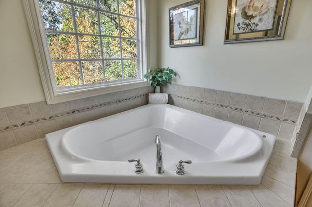 3144 Abbey Knoll Drive, Lewis Center, OH 43035