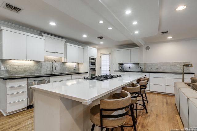 825 Garraty, Terrell Hills, TX 78209