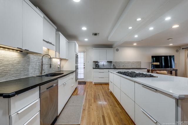 825 Garraty, Terrell Hills, TX 78209