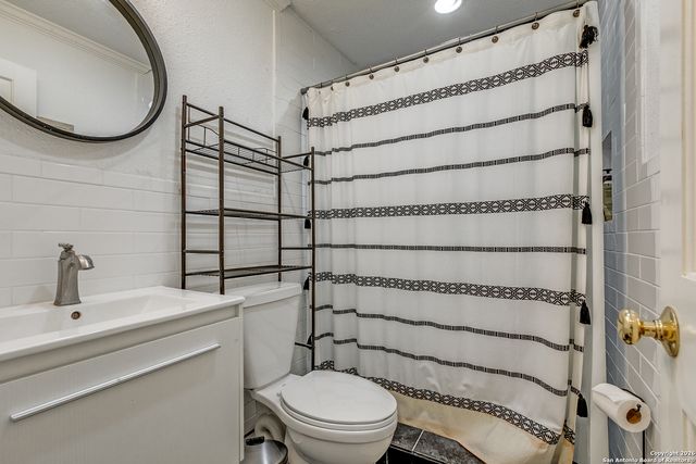 825 Garraty, Terrell Hills, TX 78209