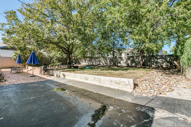 825 Garraty, Terrell Hills, TX 78209