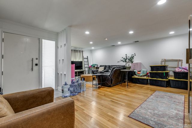 825 Garraty, Terrell Hills, TX 78209