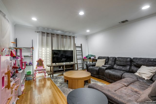 825 Garraty, Terrell Hills, TX 78209