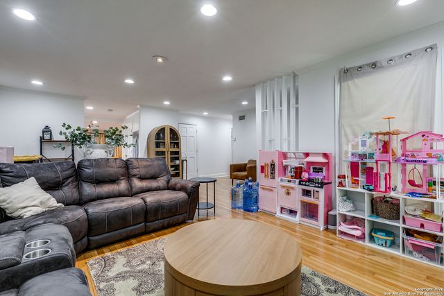 825 Garraty, Terrell Hills, TX 78209