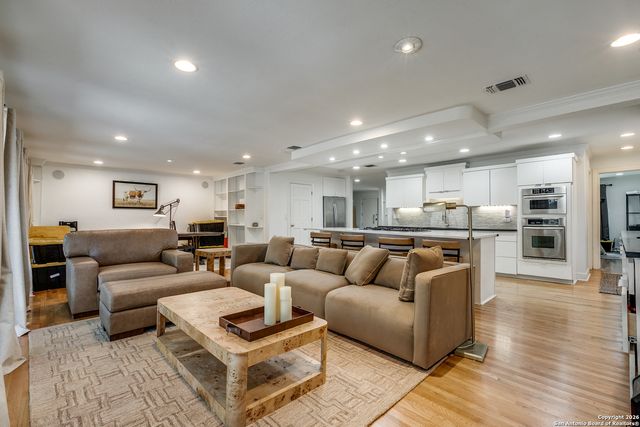 825 Garraty, Terrell Hills, TX 78209