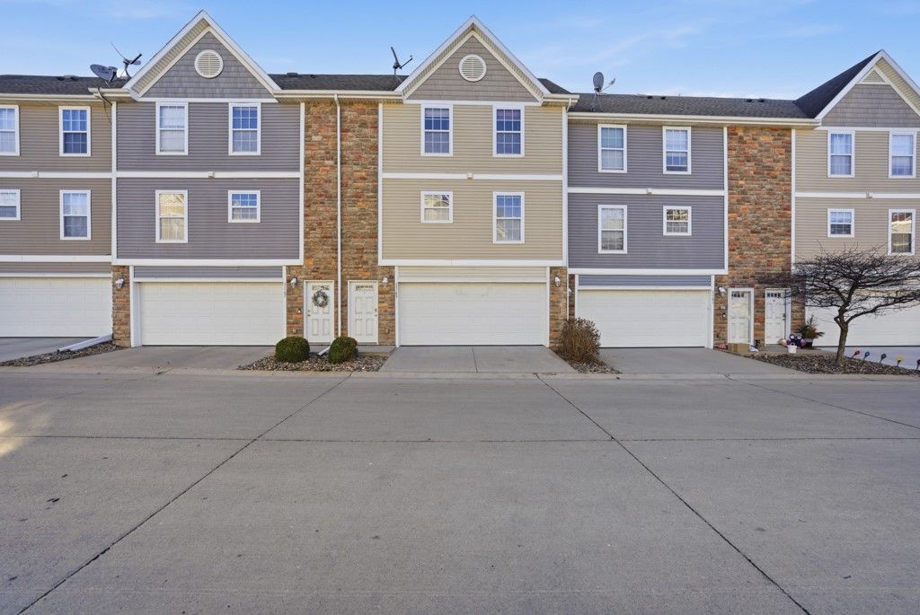 1165 Oak Creek Drive, Pleasant Hill, IA 50327