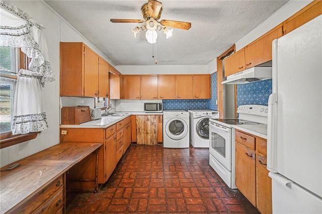 17527 Bellevue Drive, Atchison, KS 66002