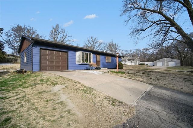 17527 Bellevue Drive, Atchison, KS 66002