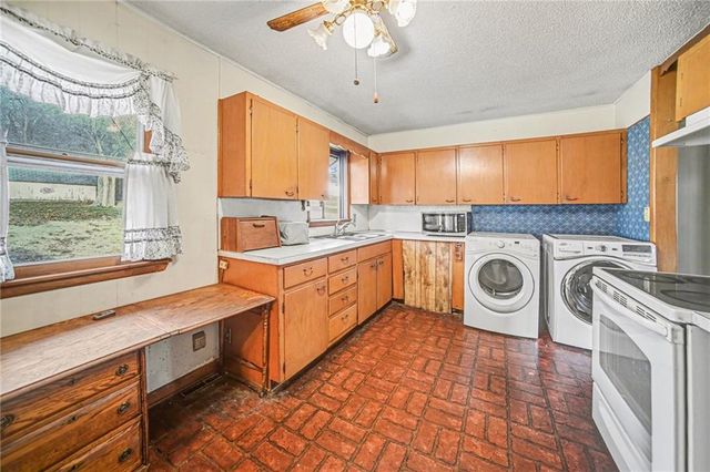 17527 Bellevue Drive, Atchison, KS 66002