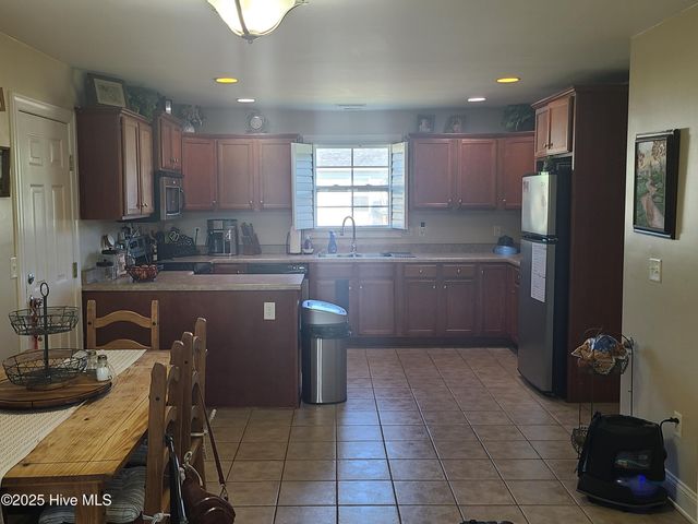 300 Pine Ridge Lane, Holly Ridge, NC 28445