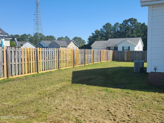 300 Pine Ridge Lane, Holly Ridge, NC 28445