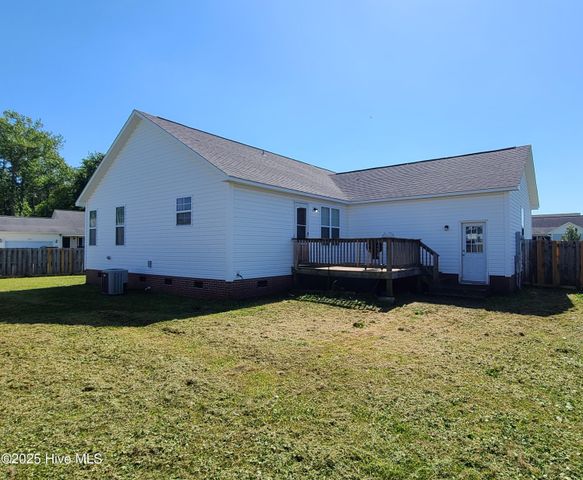 300 Pine Ridge Lane, Holly Ridge, NC 28445