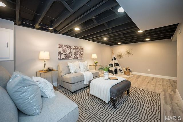718 Crompton Court, Crestwood, MO 63126