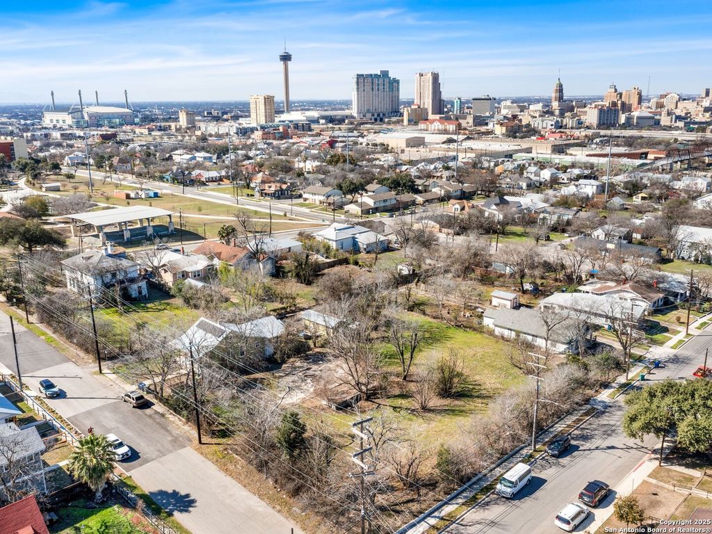 931 N Olive, San Antonio, TX 78202