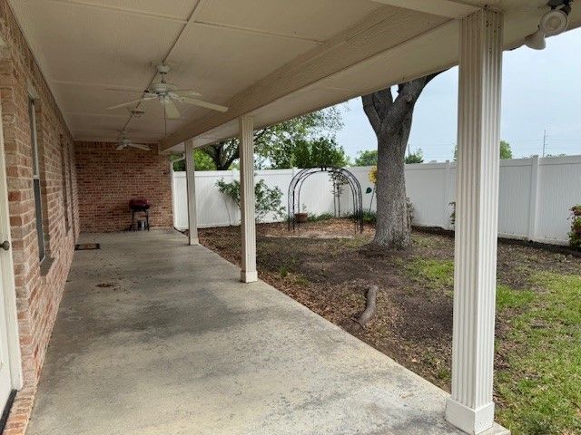 106 Royal Crest Court, Red Oak, TX 75154