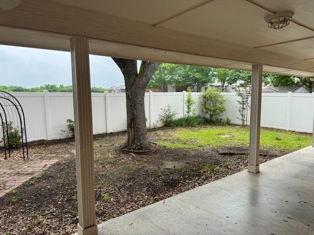 106 Royal Crest Court, Red Oak, TX 75154