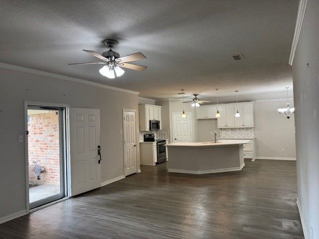 106 Royal Crest Court, Red Oak, TX 75154