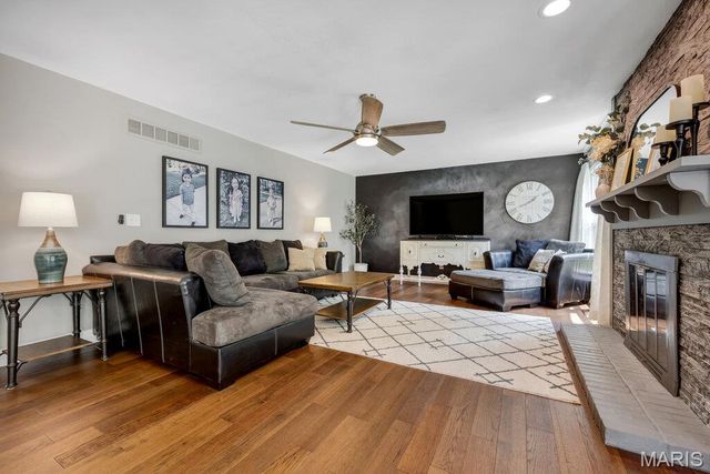1949 Lanchester Court, Chesterfield, MO 63017