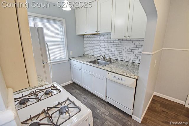 8305 Stephens, Center Line, MI 48015