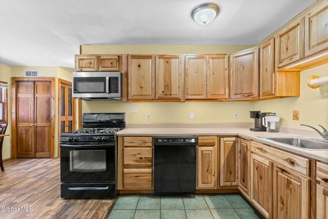 147 Beach Road, Halfmoon, NY 12065