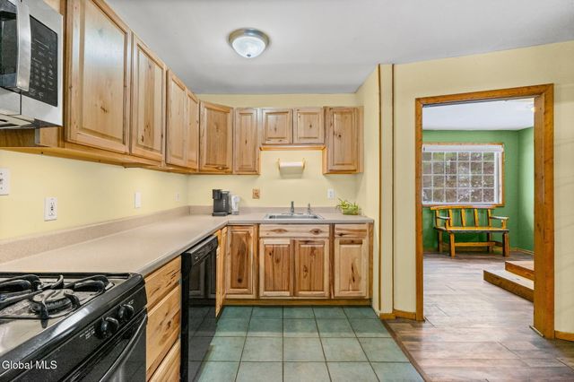 147 Beach Road, Halfmoon, NY 12065