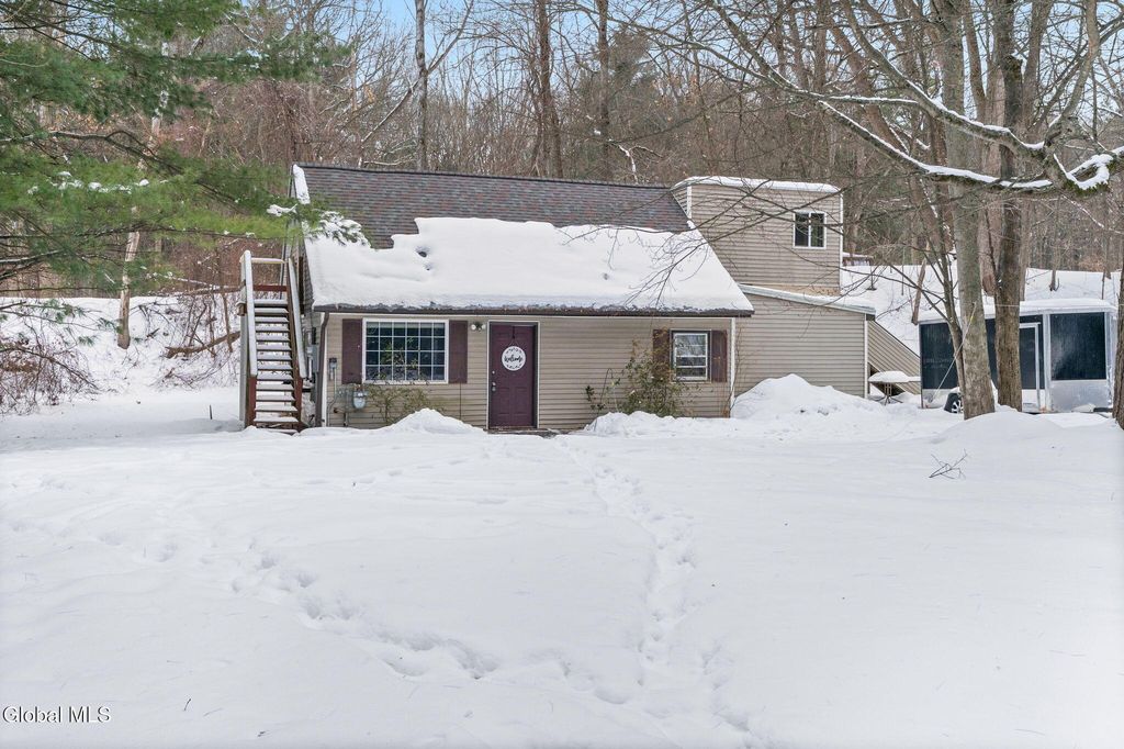 147 Beach Road, Halfmoon, NY 12065