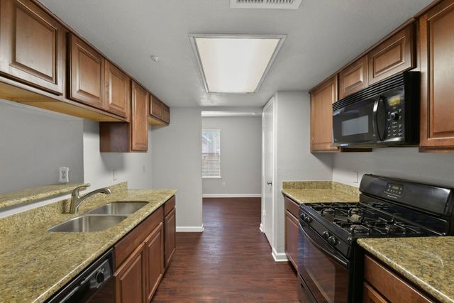 6 E Willowood Court, The Woodlands, TX 77381