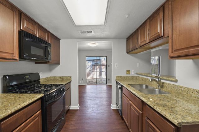 6 E Willowood Court, The Woodlands, TX 77381