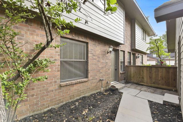 6 E Willowood Court, The Woodlands, TX 77381