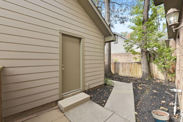 6 E Willowood Court, The Woodlands, TX 77381