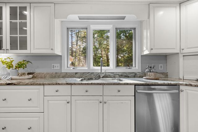 23 Middle Dunstable Road, Nashua, NH 03062