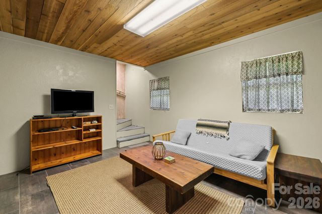 2560 Round Hill Road, Bryson City, NC 28713
