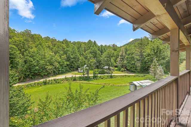 2560 Round Hill Road, Bryson City, NC 28713