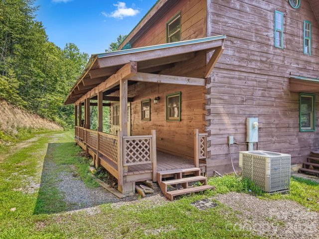 2560 Round Hill Road, Bryson City, NC 28713