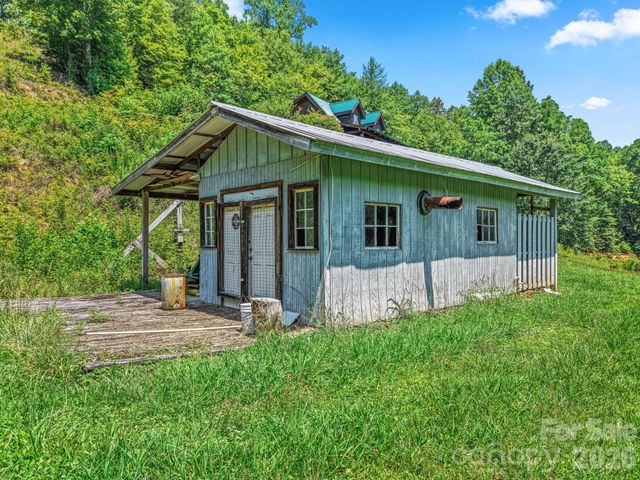 2560 Round Hill Road, Bryson City, NC 28713