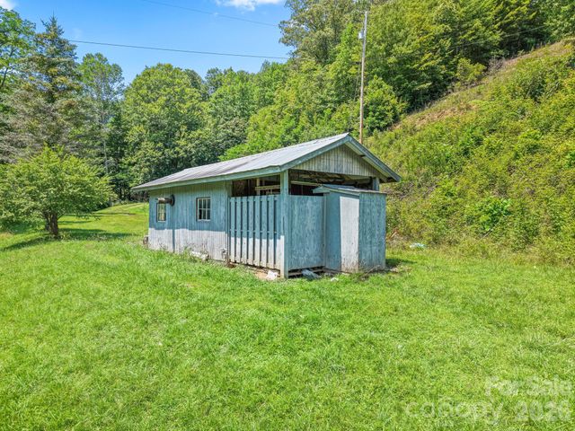 2560 Round Hill Road, Bryson City, NC 28713